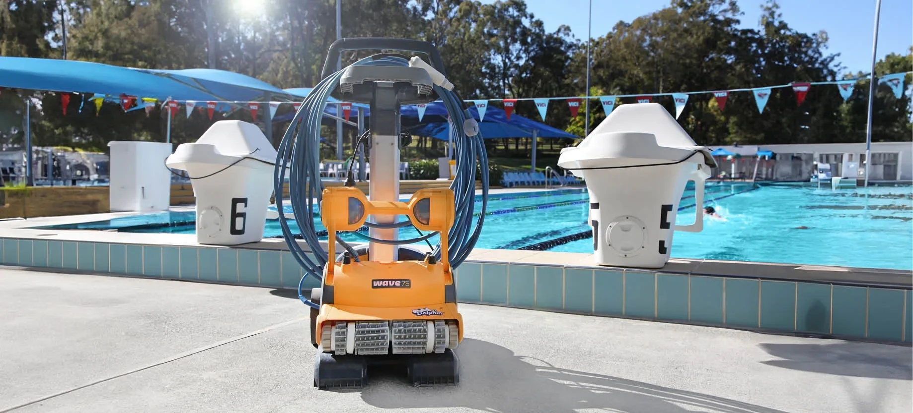 Dolphin WAVE 75 robotic pool cleaner